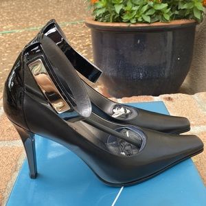 New in box sz 7 black Nine West heels. Leather/patent leather straps w/Velcro